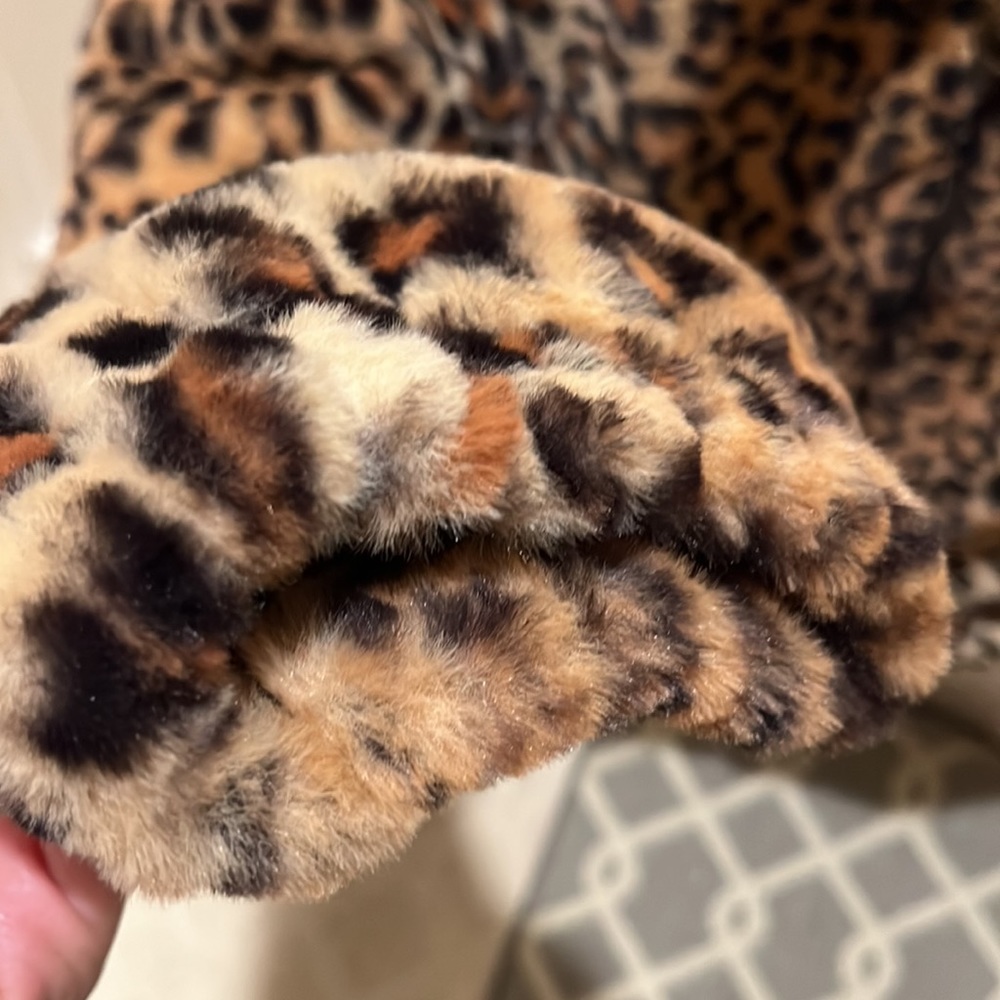 Aeropostale faux fur leopard jacket.  Size medium. - Picture 7 of 8